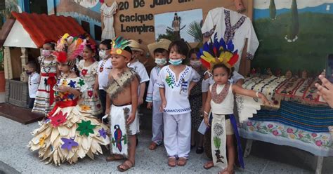 Niños cautivan con sus trajes típicos en la celebración del Día del