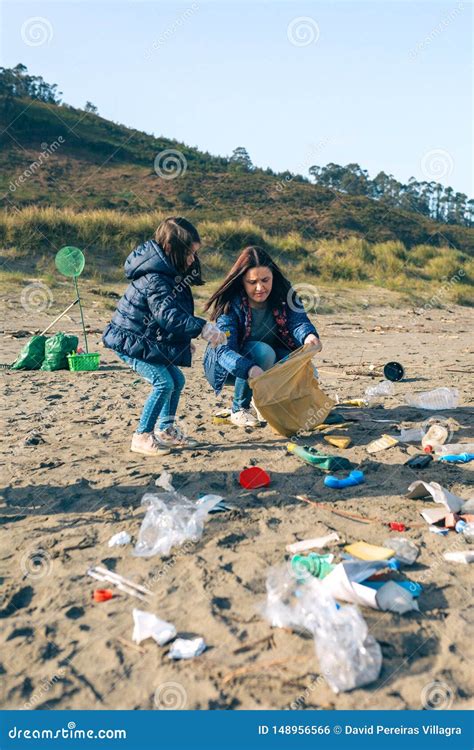 Volunt Rios F Meas Que Limpam A Praia Foto De Stock Imagem De