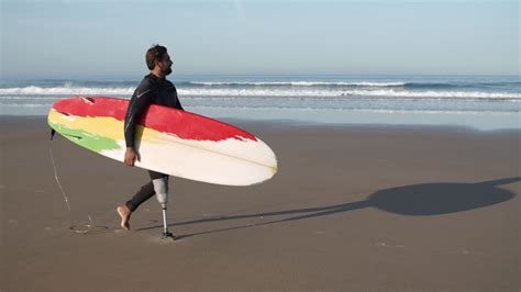 Vid O De Stock Premium Long Plan D Un Surfeur Masculin Avec Une Jambe