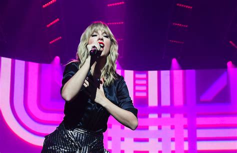 Watch Taylor Swift Perform "Lover" and "False God" on 'SNL' | Complex