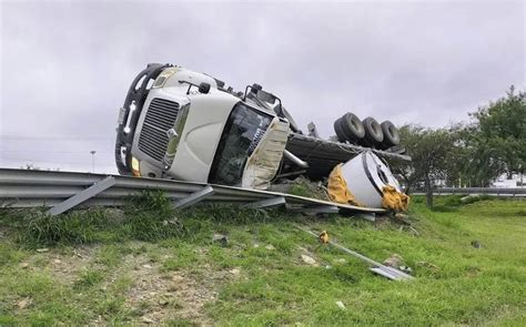 Vuelca Tr Iler Con Rollo De Acero En Carretera A Pesquer A Telediario