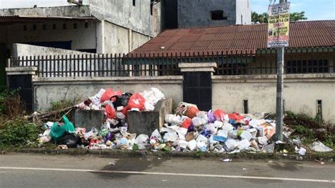 Tumpukan Sampah Di Jl Ks Tubun Mamuju Rusak Keindahan Kota Dlhk Janji