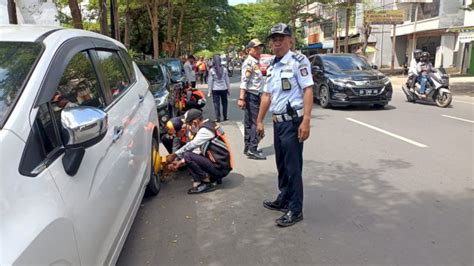 Parkir Badan Jalan Sejumlah Mobil Did Makassar Di Gembok Dishub