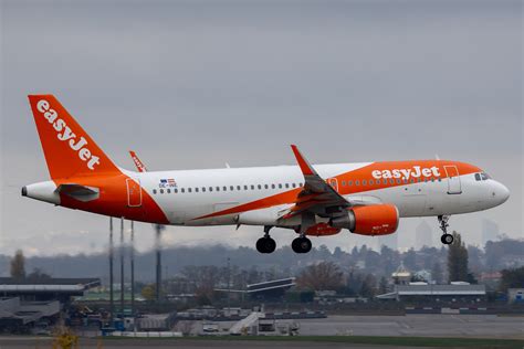 OE INE Airbus A320 214 Easyjet Europe LFLL Lyon St Flickr