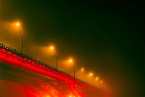 Vista Nocturna Lateral Del Puente Iluminado En Tiempo De Niebla Puente