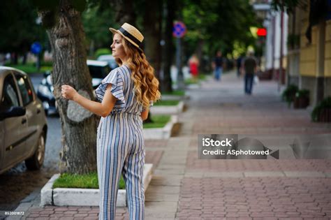 줄무늬 전반적인 포즈 모자와 거리에 배낭에 아름 다운 모델의 초상화 가냘픈에 대한 스톡 사진 및 기타 이미지 가냘픈 갈색