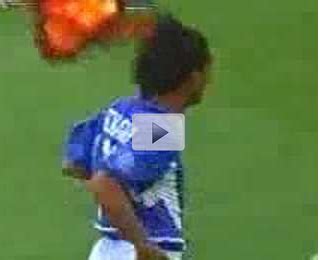 -: Ronaldinho Amazing goal free kick (VIDEO)