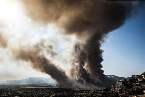 Atenas Es Asediada Por Varios Grandes Incendios Mientras Cientos De