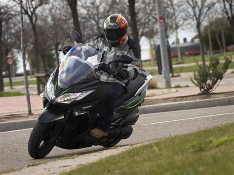 Real Riders: Kawasaki J125 Review, Very Capable City Scooter