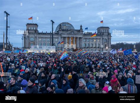 Demonstration Vor Dem Reichstagsgeb Ude Gegen Rechts In Berlin Berlin