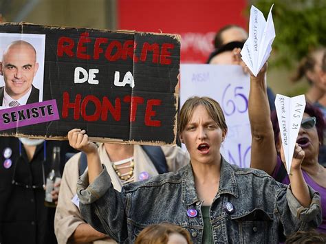 Manifestation à Lausanne Alain Berset Accueilli Par Des Opposantes à