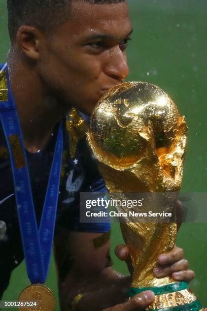 Mbappe World Cup Trophy Imagens E Fotografias De Stock Getty Images