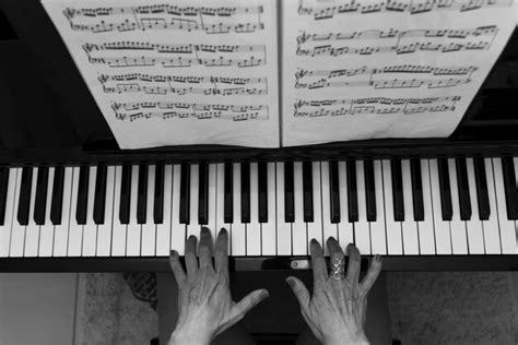 Manos Talentosas De Una Mujer Tocando Música Clásica En El Piano Foto