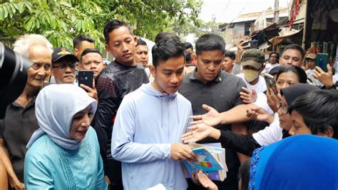 Gibran Borong Minyak Dan Cabai Saat Blusukan Ke Pasar Rumput Vlix Id