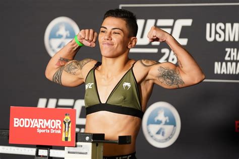 Ex campeã do UFC Jéssica Bate Estaca adere à moda e lança página no