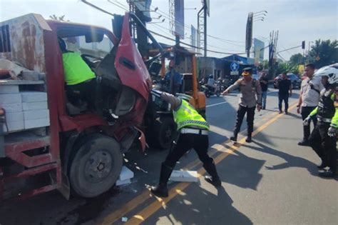 Kecelakaan Beruntun Di Cikupa Satu Meninggal Petugas Lakukan Evakuasi