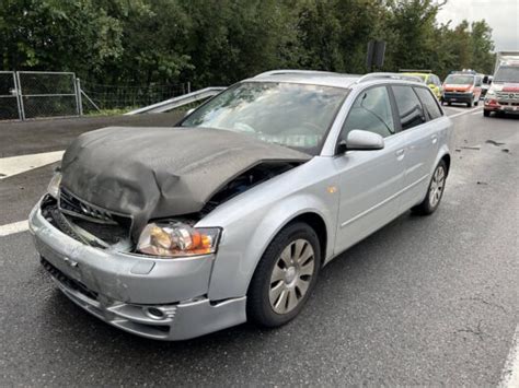 Tuggen Sg Autobahn A Auffahrkollision Zwischen Zwei Autos Zwei