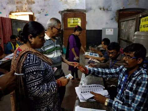 Mumbai Lok Sabha Elections In Pics Shah Rukh Khan Casts His Vote SRK