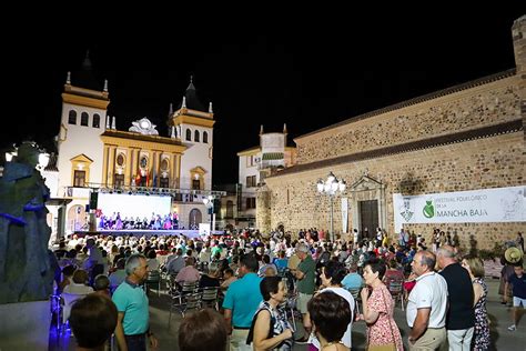 El Festival Folklórico de La Mancha Baja relumbró de nuevo en la Plaza