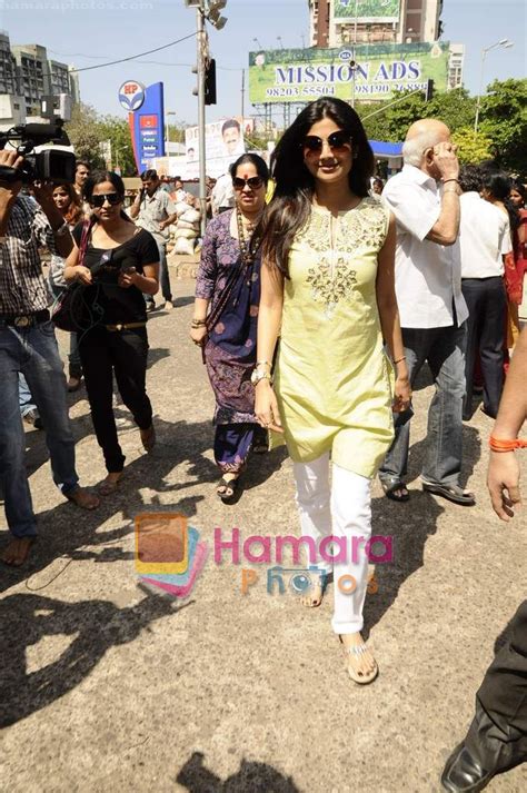 Shilpa Shetty Snapped At Siddhivinayak In Dadar Mumbai On 22nd March