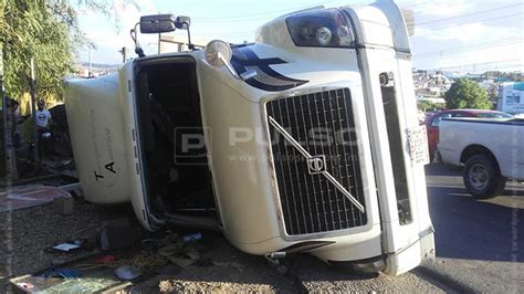 Falla mecánica provoca volcadura de un tráiler FOTOGALERÍA