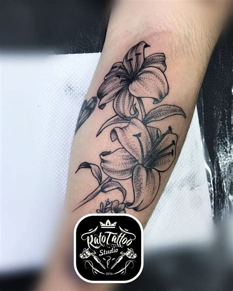 Lírios tattoo Lirio Tattoo Flower Tattoo Tattoos Flowers Irises