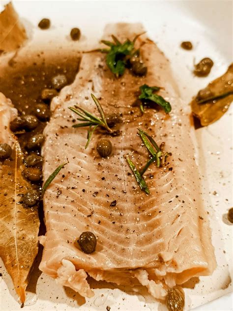 Filetti Di Salmone Selvaggio In Padella Capperi Alloro E Menta