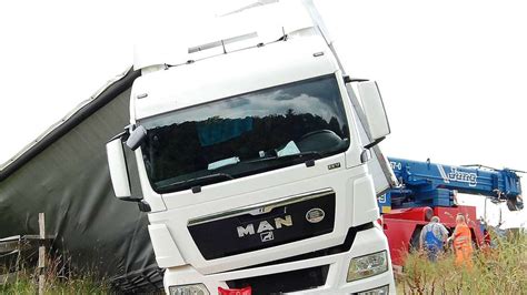 Lkw Kippte In Graben Und Hing Fest