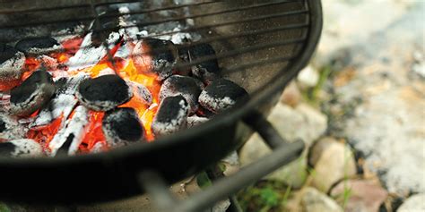 Comment allumer un barbecue au charbon de bois avec une cheminée d