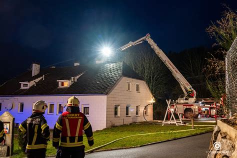 Brand In Einem Wohnhaus Feuerwehr Rettet Eine Person