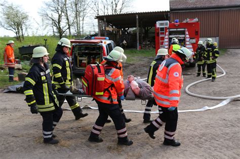 Übung Feuerwehren aus Buer retten mehrere Personen