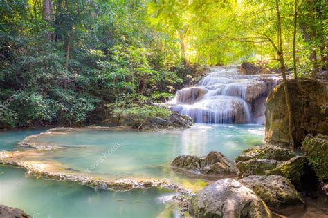 Paisaje De La Cascada De Erawan En El Parque Nacional Es Una Cascada En