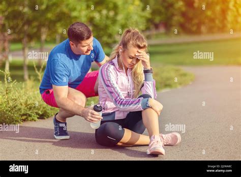 Femme blessure genou Banque de photographies et dimages à haute