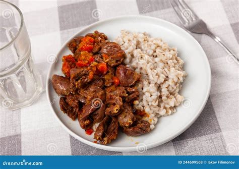 Avena De Cebada Con Corazones De Pollo En Plato Foto De Archivo