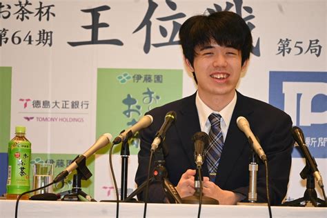 藤井聡太王位が“途中下車”し関西記者クラブ表彰式に出席「実力よりも結果が先行した」 社会写真ニュース 日刊スポーツ