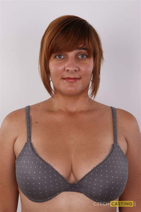 Amateur BBW Lenka trägt kurzes rotes Haar während sie sich den Hintern