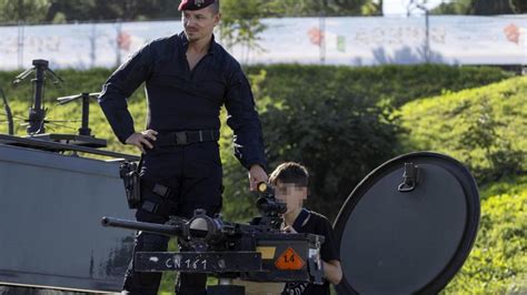 Festa Delle Forze Armate La Parata Dei Bambini Tra Le Armi La Stampa