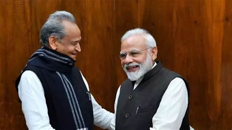 Pm Modi On Ashok Gehlot पीएम मोदी ने ली अशोक गहलोत की चुटकी बोले आपके दोनों हाथ में लड्डू