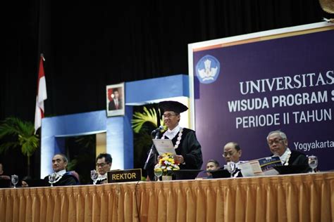 Rektor UGM Mewisuda 1 606 Lulusan Baru Sekolah Vokasi UGM