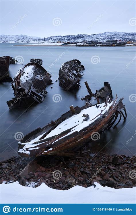 Cementerio Viejo De Las Naves En La Orilla Rocosa Del Mar De Barents