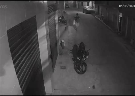 Vídeo Homem é Flagrado Furtando Bicicleta Na Rua Raul Rodrigues No Morro Do Cemitério Em