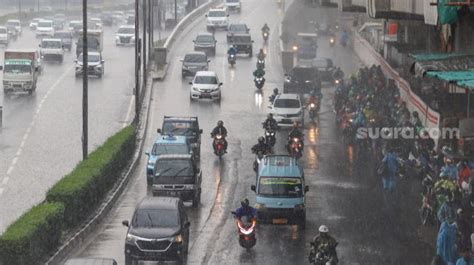 Prakiraan Cuaca Jakarta Jumat Februari Siang Dan Dini Hari Hujan