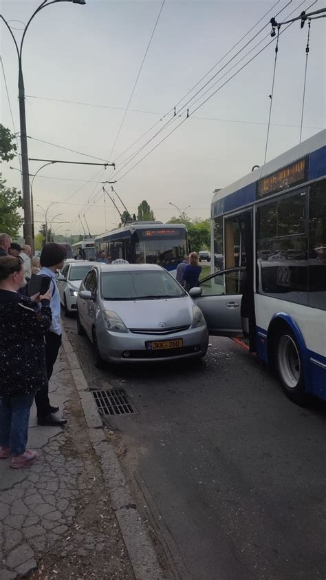 Usa Unei Masini De Taxi A Ajuns In Troleibuz In Urma Unui Accident