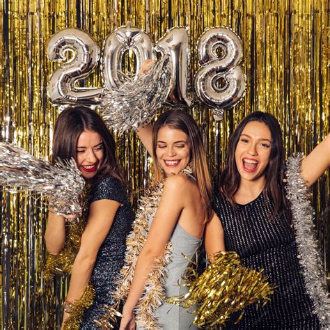 Fête Du Nouvel An Avec Des Filles Qui Dansent Photo Gratuite