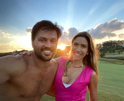 Patrícia Abravanel posa ao lado do marido e encanta Que foto linda