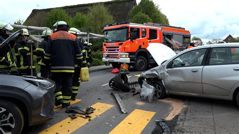 Polizei Hamburg Trümmerfeld nach Frontal Unfall Toyota und Chevrolet