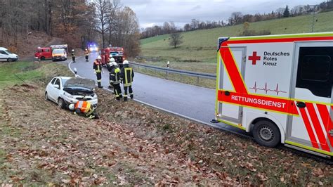 Autofahrerin Kommt Von Stra E Ab Und Landet Im Graben Osthessen News