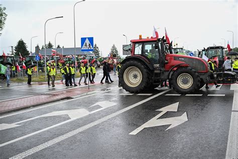 Rolnicy zablokowali dk nr 28 niedaleko przejścia granicznego w Medyce