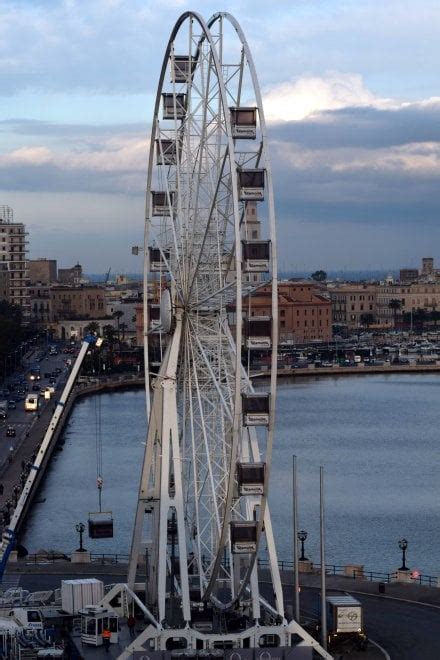 Bari La Ruota Panoramica Svetta Sul Lungomare La Repubblica