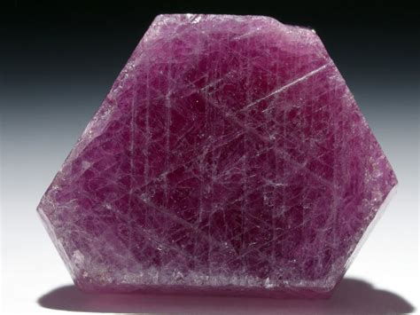 Корунд — камень для ювелирных изысков и технических нужд, фото и видео.